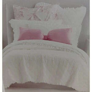 Armoire Collection Whtie Coquette Quilt Twin/XL Twin BRAND NEW